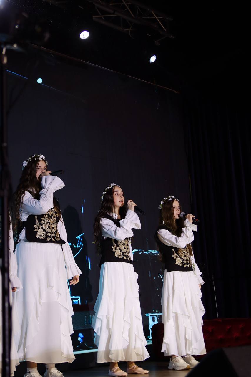 Singers performing on the USA Talent Show stage